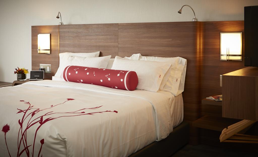 Hotel Elan YYC Exteriör bild