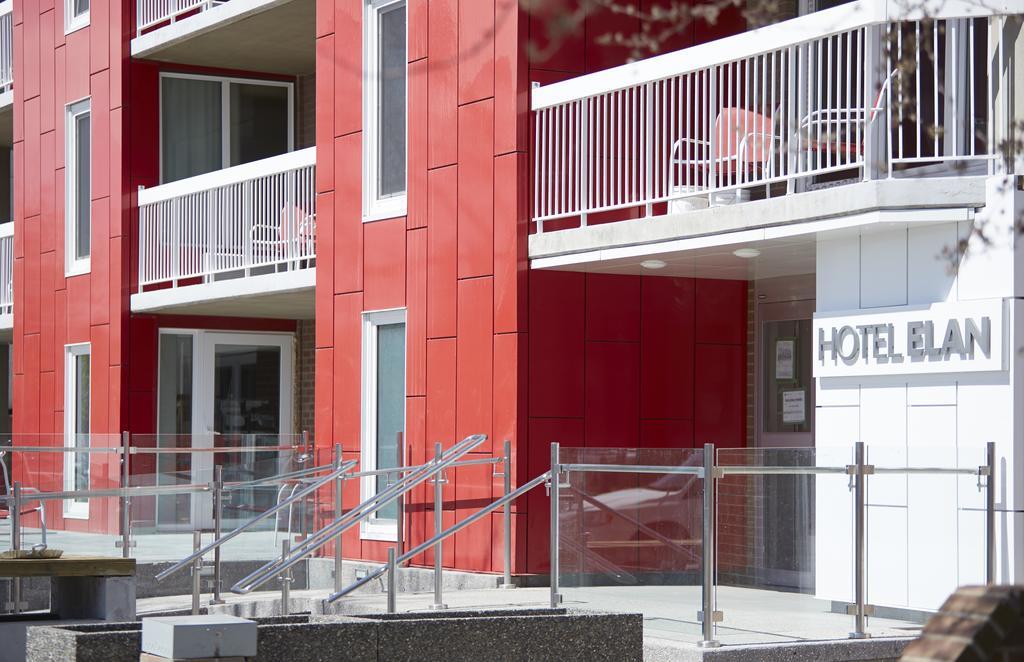 Hotel Elan YYC Exteriör bild