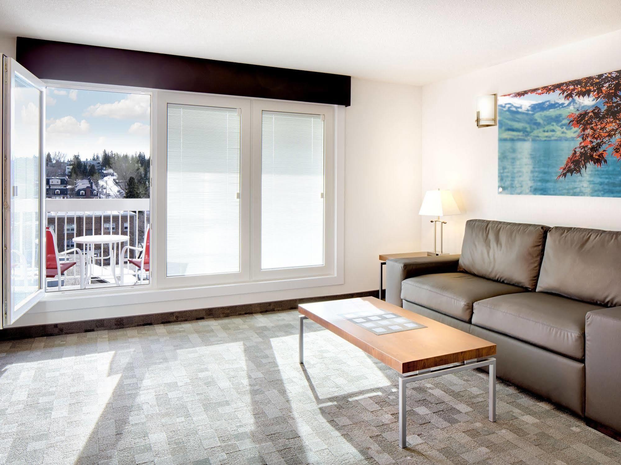Hotel Elan YYC Exteriör bild